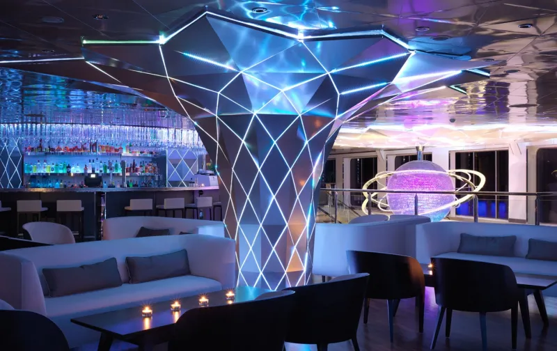 يخت سن بورن في لندن سياحة حالمة  في فندق عائم 