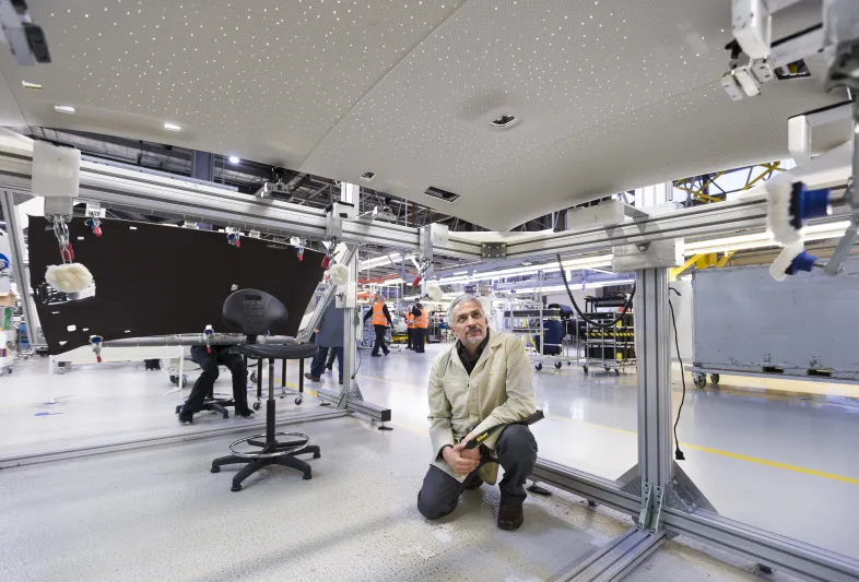 رولز رويس تقدم عملا فنيا إبداعيا للفنان الاماراتي محمد كاظم