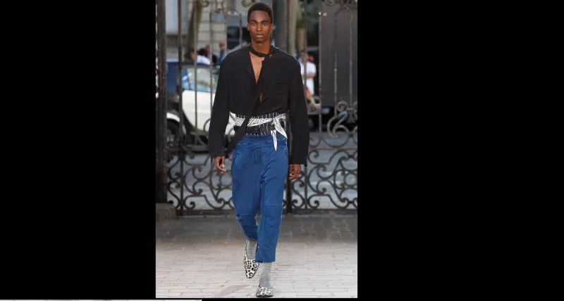 الازرق سيد الاناقة مهما تباينت الاساليب