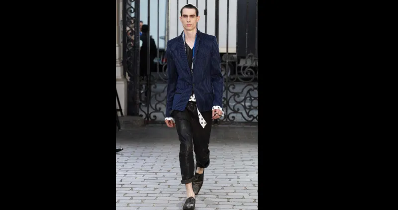 الازرق سيد الاناقة مهما تباينت الاساليب