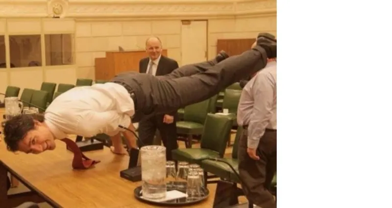 بالصور- رئيس الوزراء الكندي يشعل مواقع التواصل بحركاته