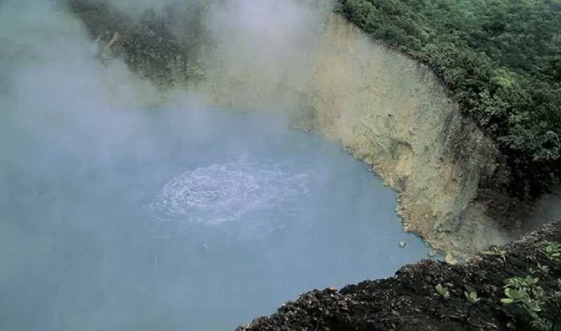 بحيرة الغليان حمامات المياه الساخنة التي لا تنسى 