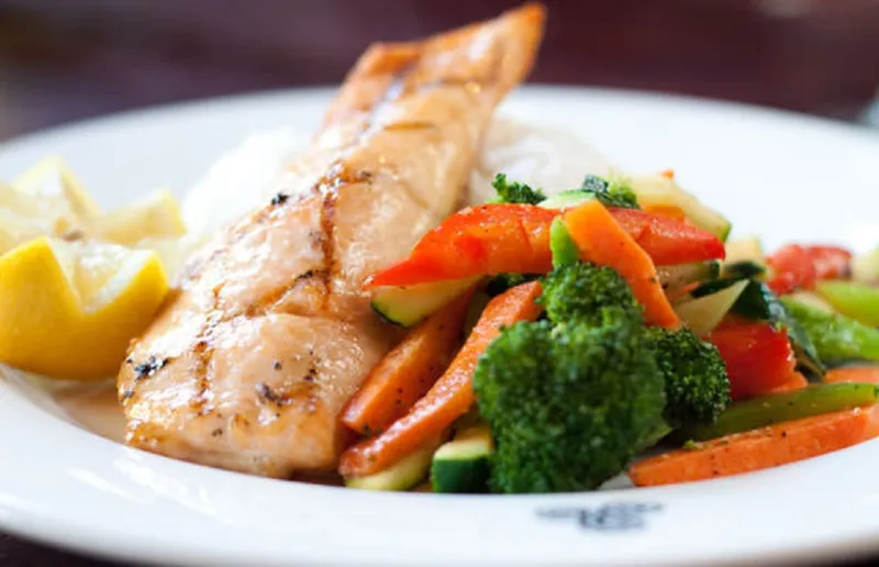 وصفة السلمون المشوي مع الخضار