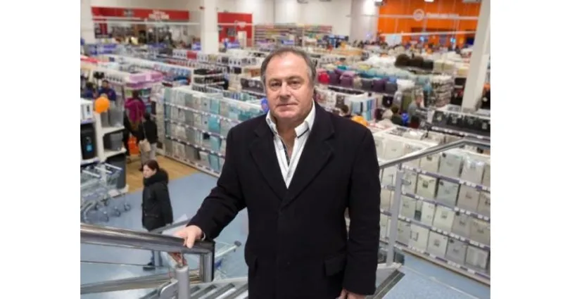 ملياردير لا يجيد الكتابة والقراءة.. كيف يتعامل مع موظفيه؟ (صور)