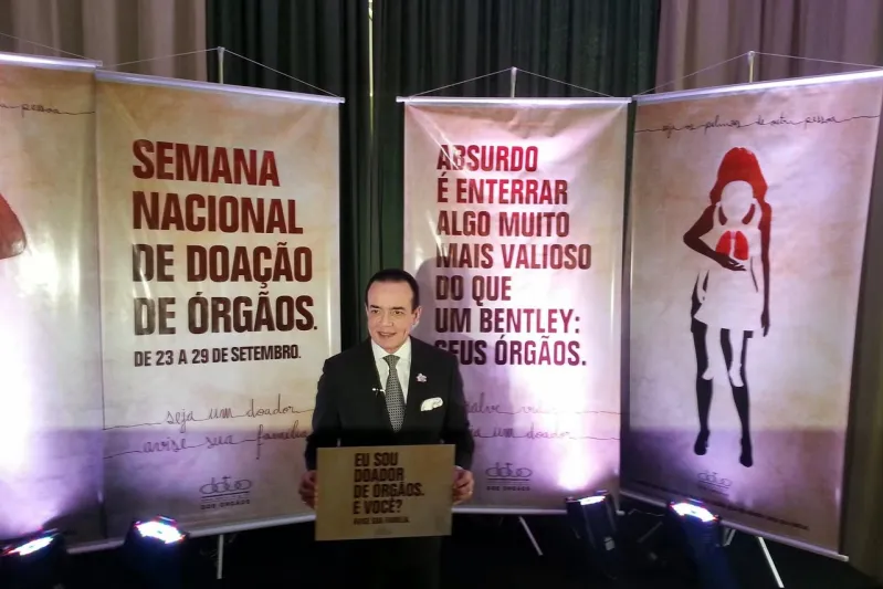 دفن سيارته "البنتلي" ليوصل رسالة