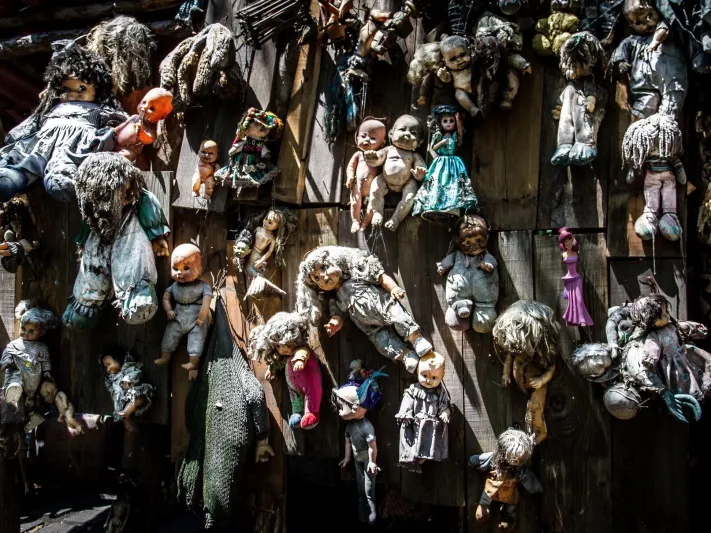 جزيرة الدمى المسكونة المكان الأكثر رعبا في العالم