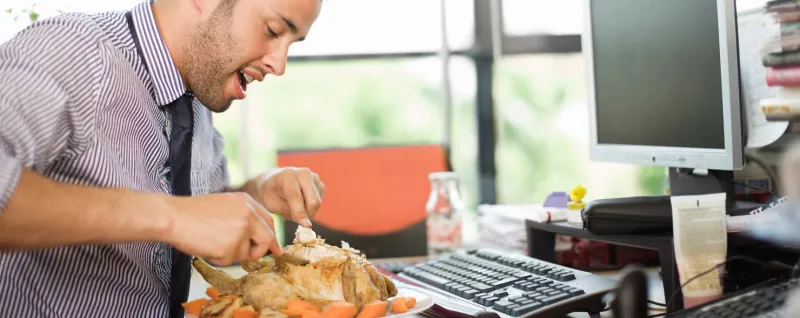 لهذا السبب يجب التوقف عن تناول الطعام على المكتب