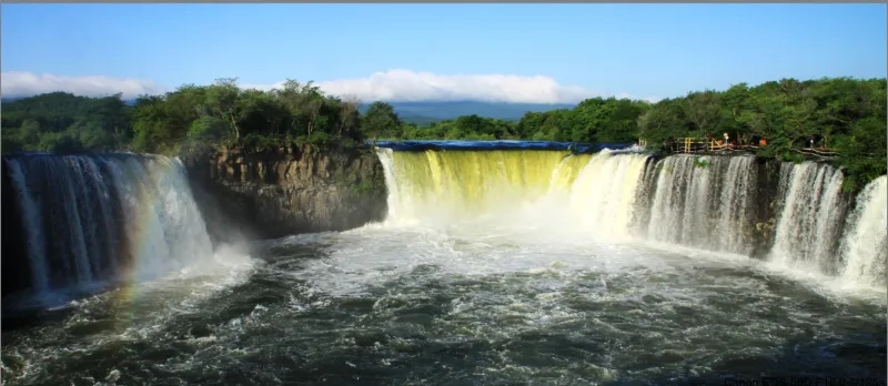 جسر قوس قزح يخترق شلالات دياشيلاو الصينية 