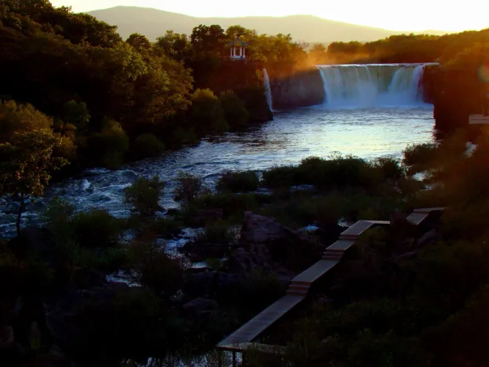 جسر قوس قزح يخترق شلالات دياشيلاو الصينية 