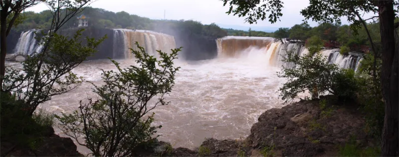 جسر قوس قزح يخترق شلالات دياشيلاو الصينية 