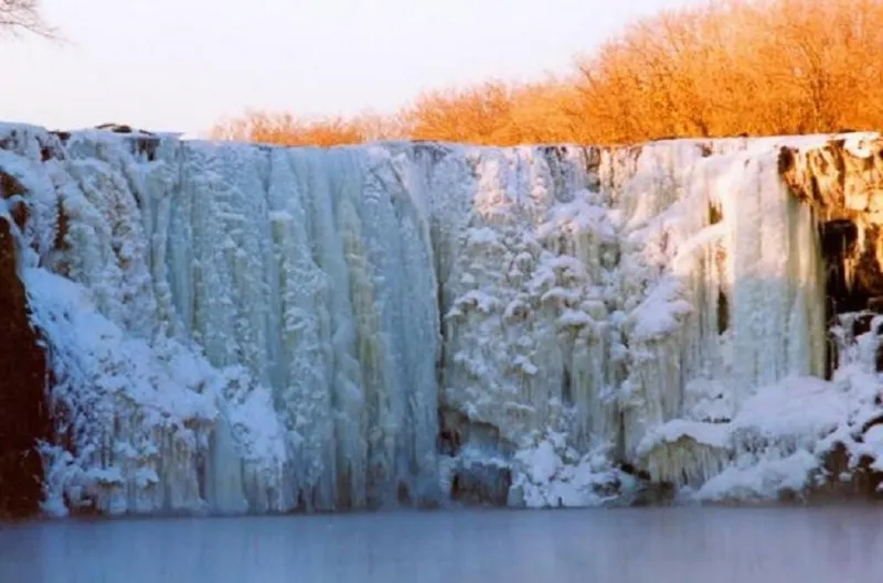 جسر قوس قزح يخترق شلالات دياشيلاو الصينية 