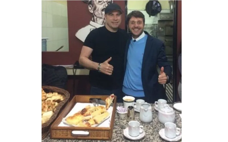 جون ترافولتا يفاجئ الأرجنتينيين بزيارة مخبز للحلوى