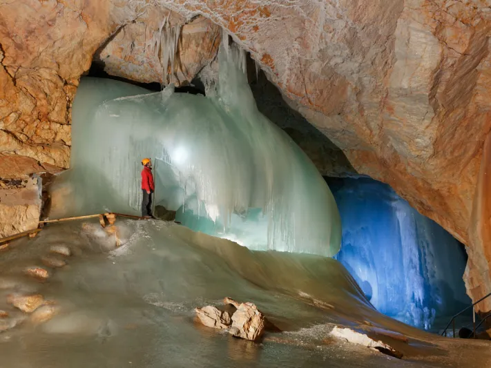 كهوف ايزرايسنفلت عالم عمالقة الجليد الأوربية