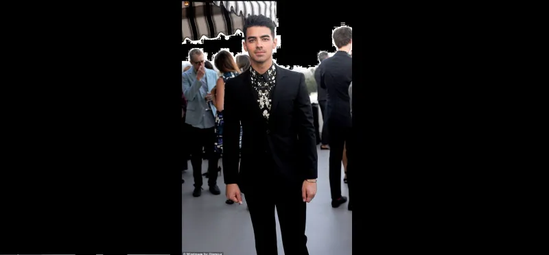 البدلة الرسمية السوداء  هكذا تجدد فيها 