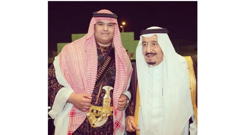 بالصور: الملك سلمان يبكي خلال حفل تخرج ابنه الأصغر