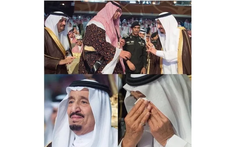 بالصور: الملك سلمان يبكي خلال حفل تخرج ابنه الأصغر