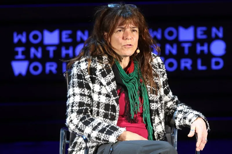 رسالة نصية إلى هذه المرأة تنقذ حياة 15 من اللاجئين 