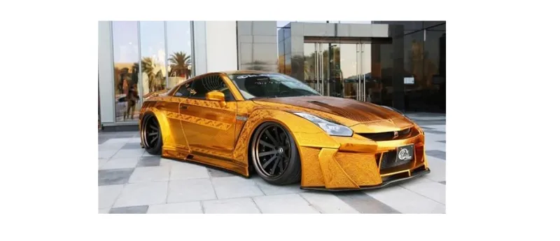 سيارة من الذهب بمليون دولار تُذهل زوار دبي