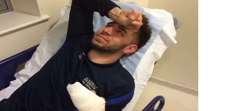 لاعب يفقد إصبعه بسبب خاتم الزواج !