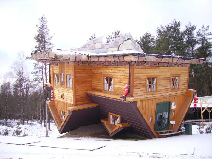 منزل مقلوب في بولندا بالصور