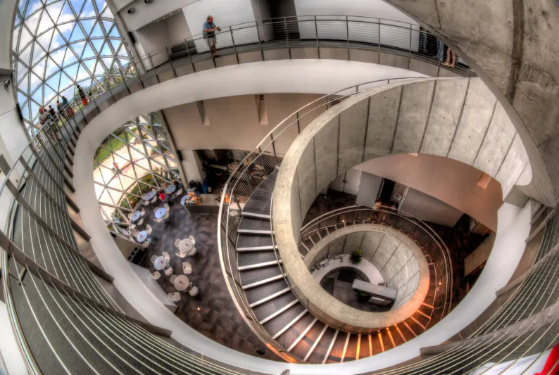 متحف سلفادور دالي  اكبر صرح للسوريالية  في العالم 