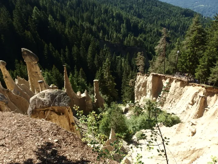 اهرامات بلاتن الجبلية من عجائب الطبيعة في ايطاليا 