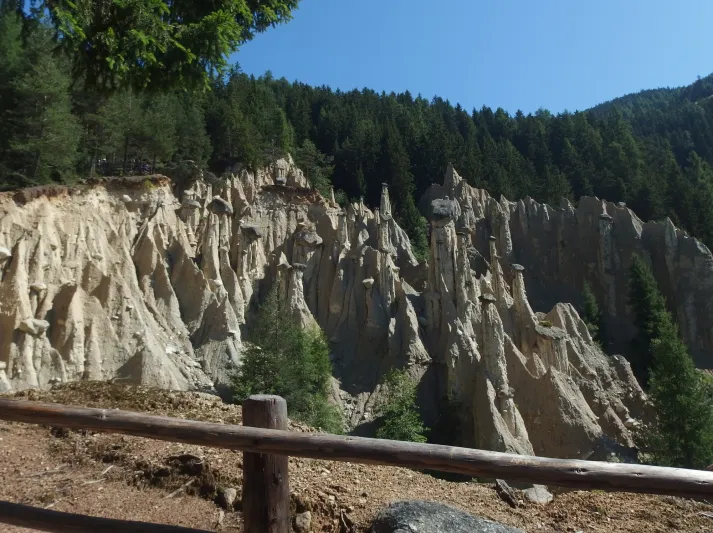 اهرامات بلاتن الجبلية من عجائب الطبيعة في ايطاليا 