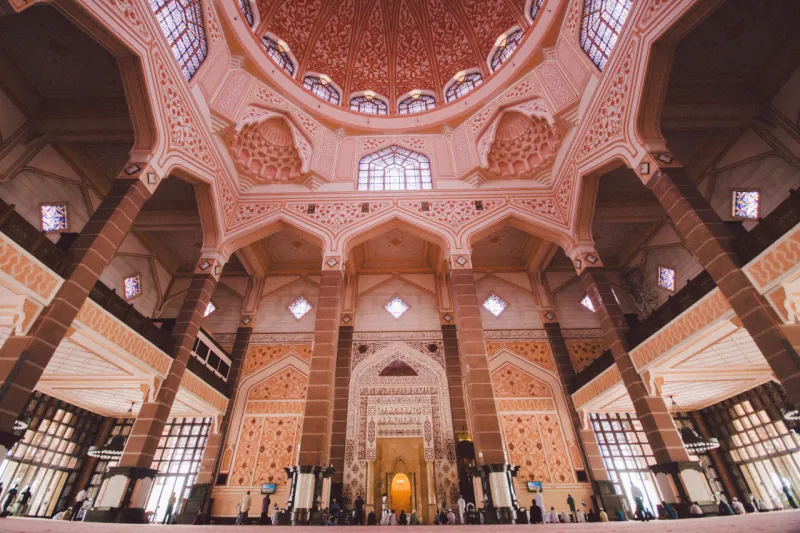 مسجد بوتراجايا ماليزيا قبة زهرية اخاذة