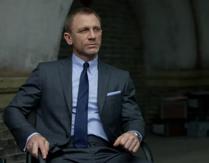 منديل الجيب على طريقة جيمس بوند