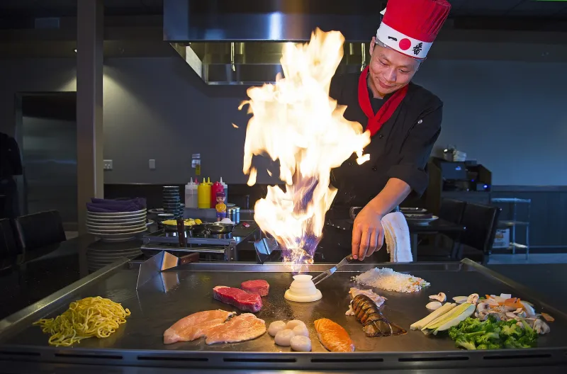 مطعم النينجا في نيويورك غداؤك برفقة سيوف النينجا 