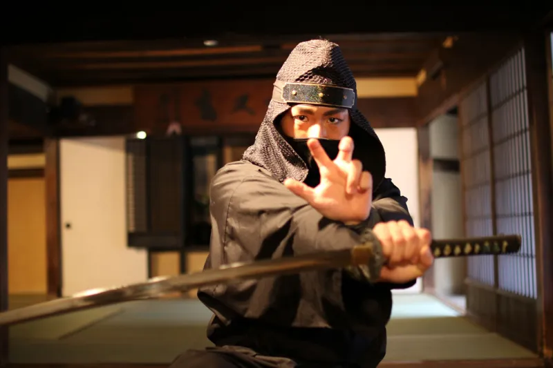 مطعم النينجا في نيويورك غداؤك برفقة سيوف النينجا 