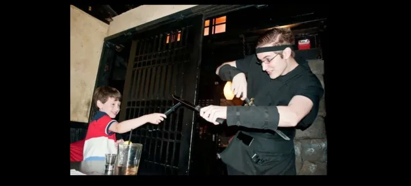 مطعم النينجا في نيويورك غداؤك برفقة سيوف النينجا 