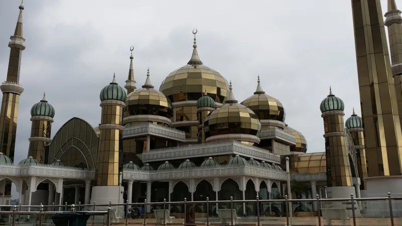 مسجد الكريستال بماليزيا  درة تتلألأ وسط المياه