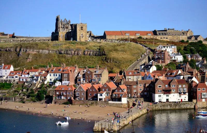 ويتبي مدينة دراكولا الرائعة في بريطانيا 