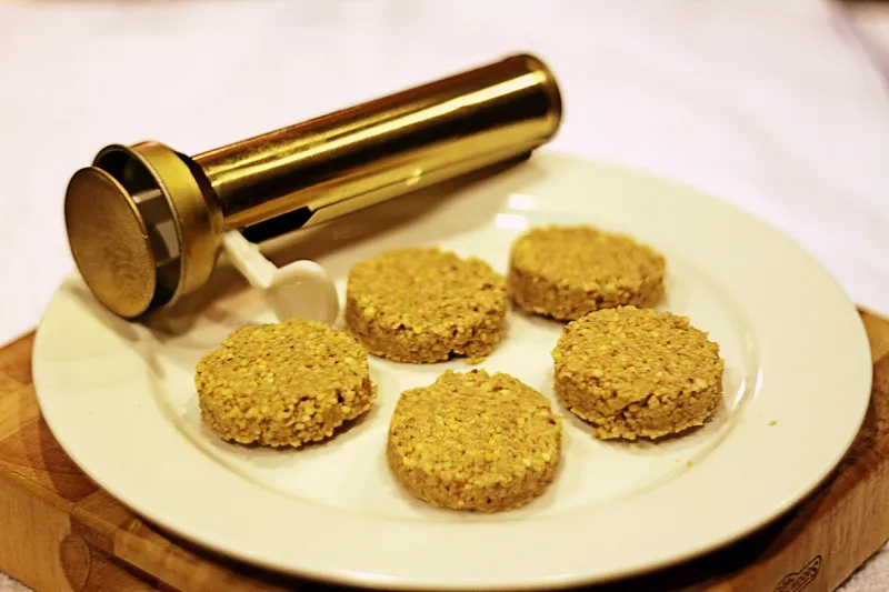 اللاجئون السوريّون ينقذون مدينة سويدية من الموت.. كيف هزمت الفلافل النقانق؟