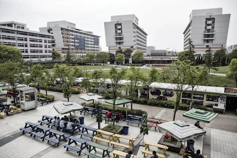 الايفون يصنع هنا بالصور من الصين 