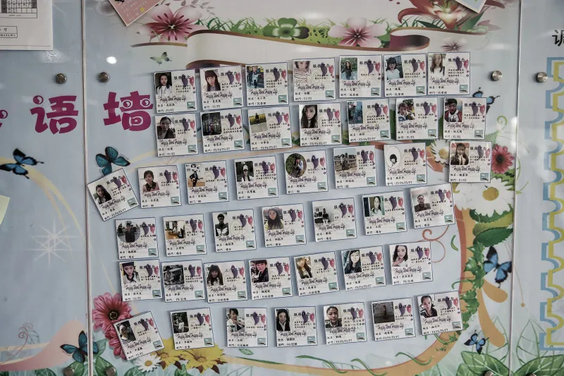 الايفون يصنع هنا بالصور من الصين 