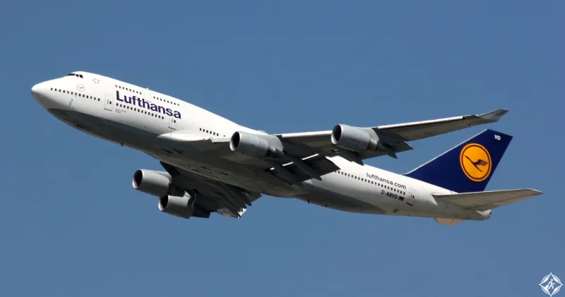 راكب يفتح باب الطائرة أثناء تحليقها.. ليدخن سيجارة