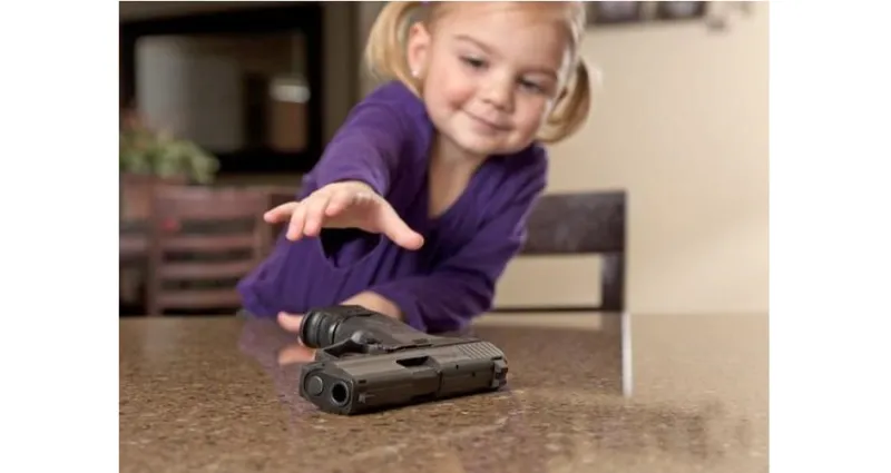 غافلت والدها ولعبت بمسدسه... فوقعت الفاجعة!