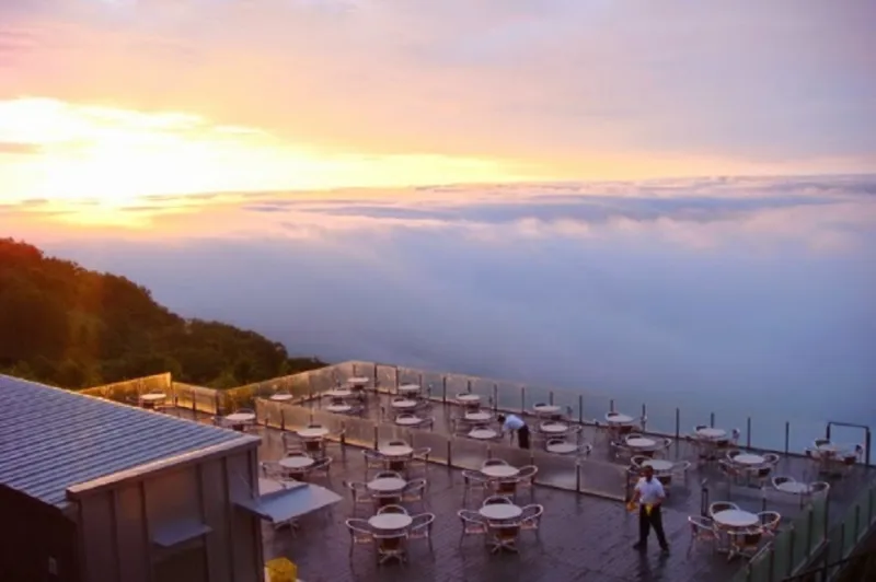 شرفة اونكاي اليابان فنجان من القهوة فوق السحاب