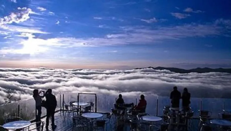 شرفة اونكاي اليابان فنجان من القهوة فوق السحاب