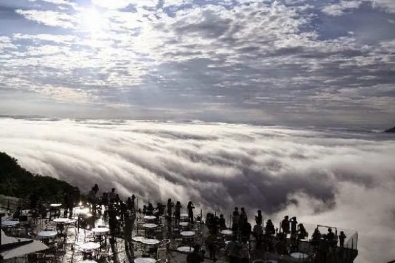 شرفة اونكاي اليابان فنجان من القهوة فوق السحاب