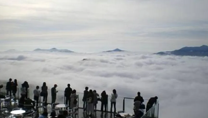 شرفة اونكاي اليابان فنجان من القهوة فوق السحاب