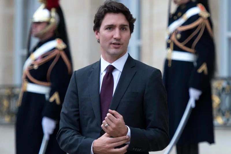 رئيس وزراء كندا يكسر معايير الاناقة الجامدة 