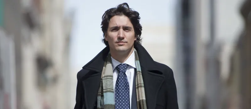 رئيس وزراء كندا يكسر معايير الاناقة الجامدة 