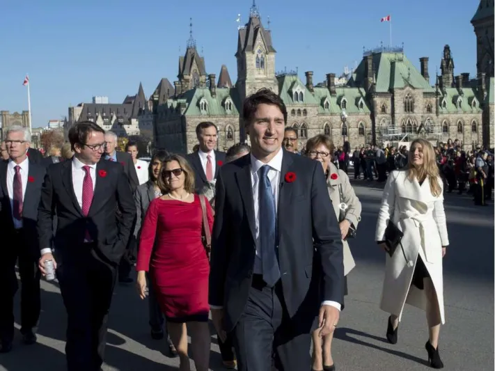 رئيس وزراء كندا يكسر معايير الاناقة الجامدة 