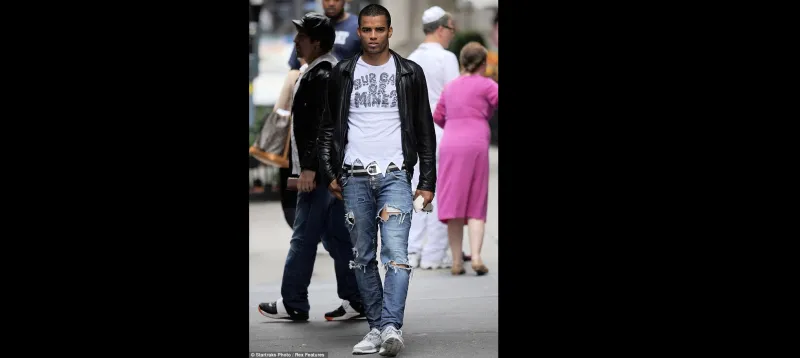 الجينز الممزق احدث صرعات الموسم