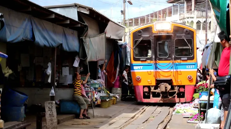 سوق القطار في بانكوك تسوق على سكة القطار   