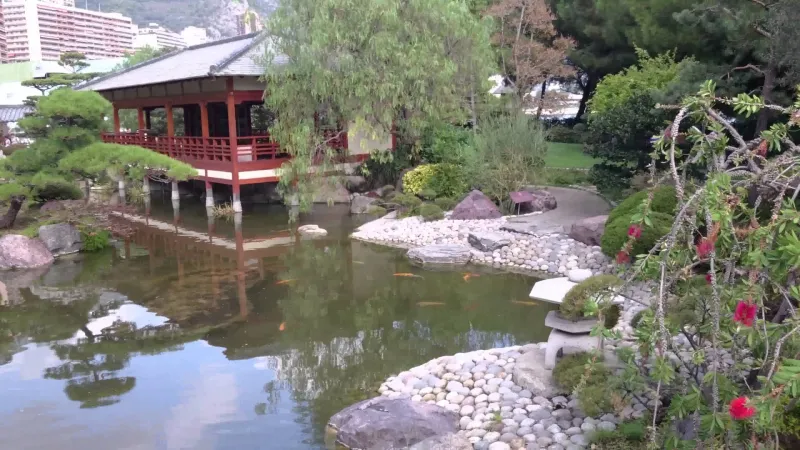 اليابان داخل حديقة في موناكو 