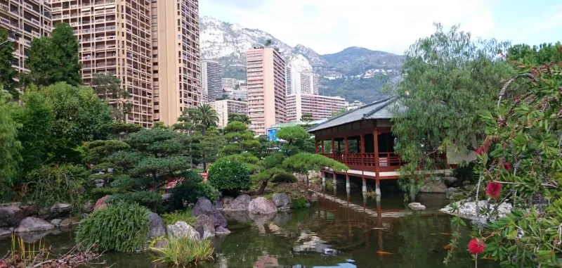 اليابان داخل حديقة في موناكو 